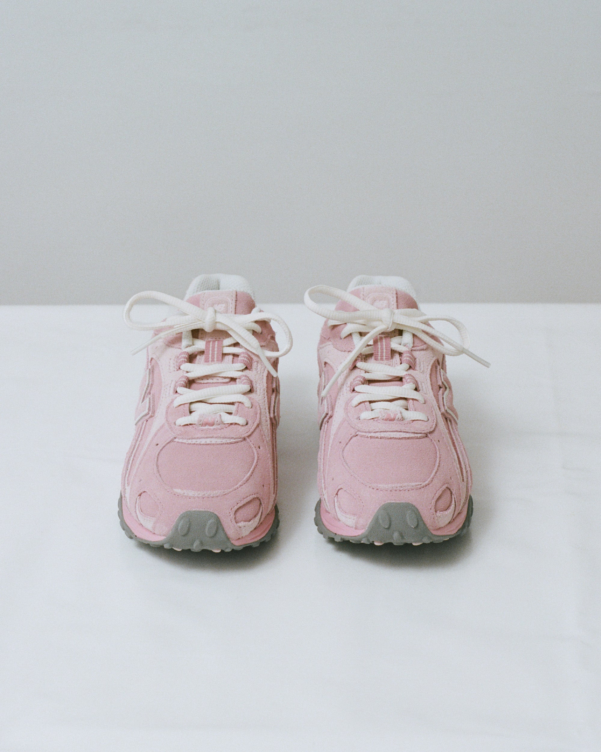 Refined Contrast: The New Balance 204L in Soft Pink