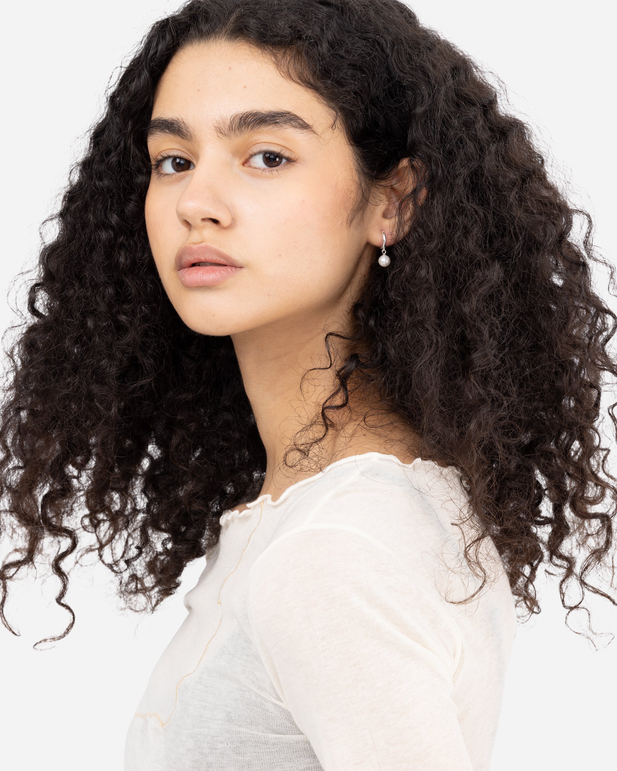 PRAWN Round Pearl Huggie Earring Sterling silver/white pearl PR-E003